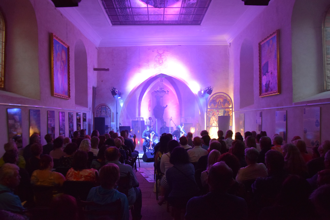 Libyně u Lubence, kostel sv. Jiljí – Interiér kostela při kulturních akcích se silně tmelujícím charakterem pro obyvatele regionu | © Archiv Jitky Kantové