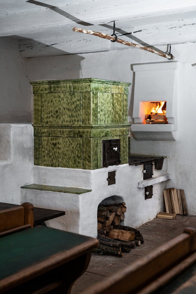 Rekonstrukce pece na chleba a replika kachlového sporáku v chalupě z Týřovic | © Kamnářství Jíra s.r.o. 