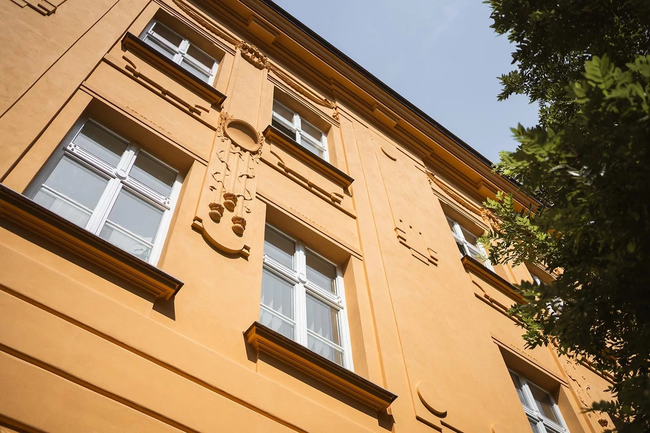 Hradec Králové, činžovní dům u Jiráskových sadů – obnova fasády se štukovými reliéfy, vč. oken | © Archiv Štěpánek spol. s r. o.