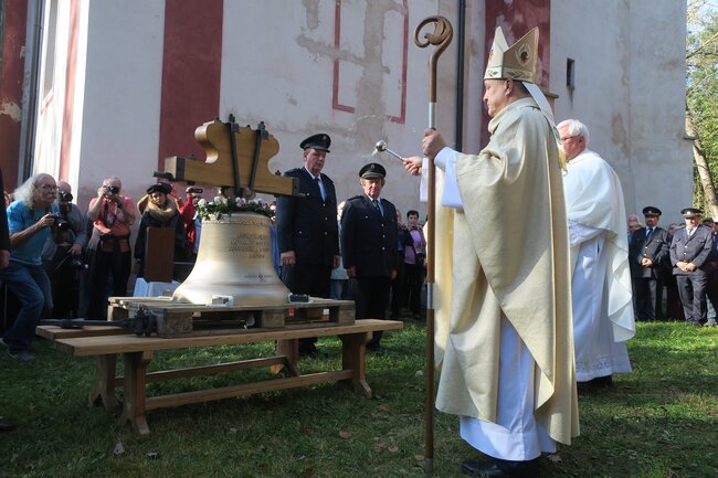 Posvěcení nového zvonu biskupem královéhradeckým Mons. Janem Vokálem, rok 2019 | © Jan Čihák