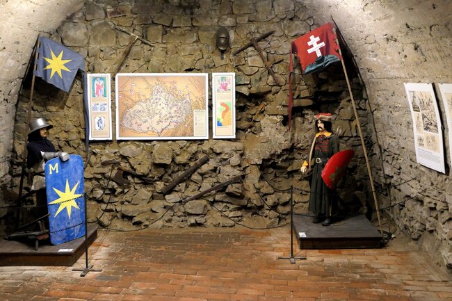 Expozice ve sklepení západního paláce | © Spolek přátel hradu Lukova