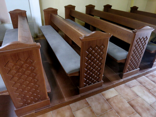 Nové lavice v kostele sv. Maří Magdalény v Kunčicích pod Ondřejníkem, ve spolupráci s Alžbětou Broďániovou | © Ing. arch. Václav Filandr