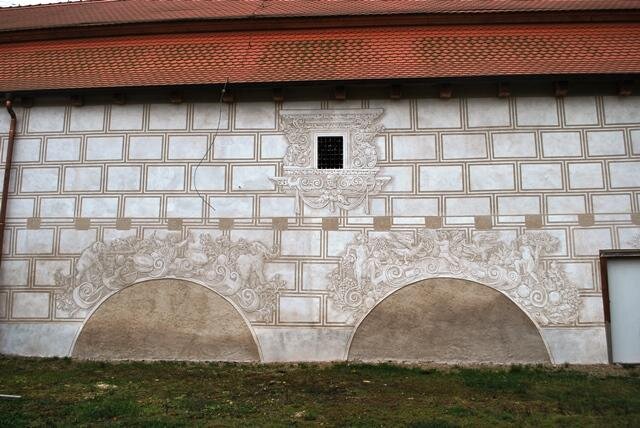 Košátky, rekonstrukce sgrafitové výzdoby sýpky tvrze | Foto: Calx Bohemia, s.r.o. | Licence: Všechna práva vyhrazena