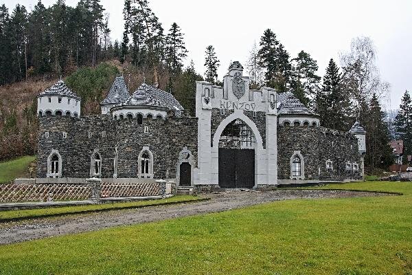Radíkov u Hranic, hrádek Kunzov – rekonstrukce střech novogotické továrníkovy vily | Foto: Archiv STAVITELSTVÍ STŘECHY s. r. o. | Licence: Všechna práva vyhrazena