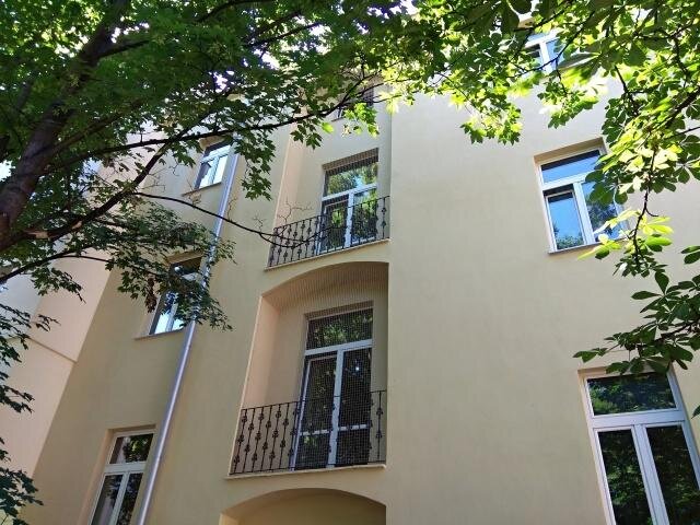Praha, ulice Čestmírova – oprava dvorní fasády včetně sítí proti ptactvu | Foto: Jiří Klozar | Licence: Všechna práva vyhrazena