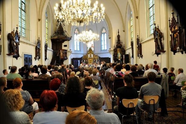 Fotografie z jedné z akcí v našem kostele | Společnost pro památkovou obnovu hrušovského kostela, z.s. | Všechna práva vyhrazena