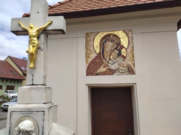 Popůvky u Brna, kaple sv. Jana Nepomuckého – mozaika nad vstupem, další uvnitř | Foto: Jiří Šťasta | Licence: Všechna práva vyhrazena