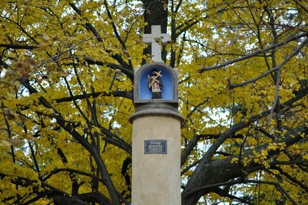 První naší akcí byla organizace obnovy sloupu sv. Jána v Hradčanech. | Foto: Spolek Dubáci | Licence: Všechna práva vyhrazena