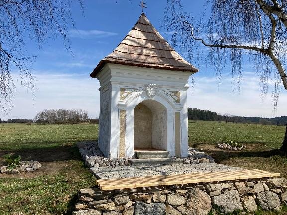Horní Dvořiště, výklenková kaple při cestě do Rožmberka nad Vltavou – stav po obnově | Foto: Archiv Spolku tovaryšů z Myšlan | Licence: Všechna práva vyhrazena