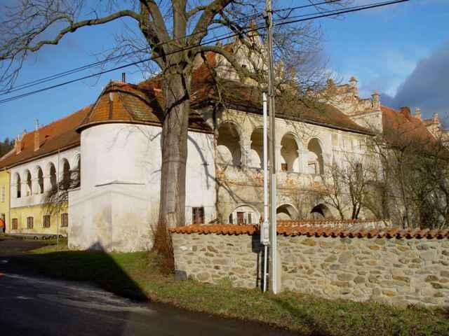 Zámek Mokrosuky – pohled od kaple | KOVEX - ARS spol. s r.o. | Všechna práva vyhrazena