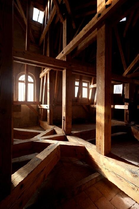 Fotodokumentace výsledku čištění a sanace krovu dlátové věžičky činžovního domu v centru Prahy | Ondřej Pelikán | Všechna práva vyhrazena