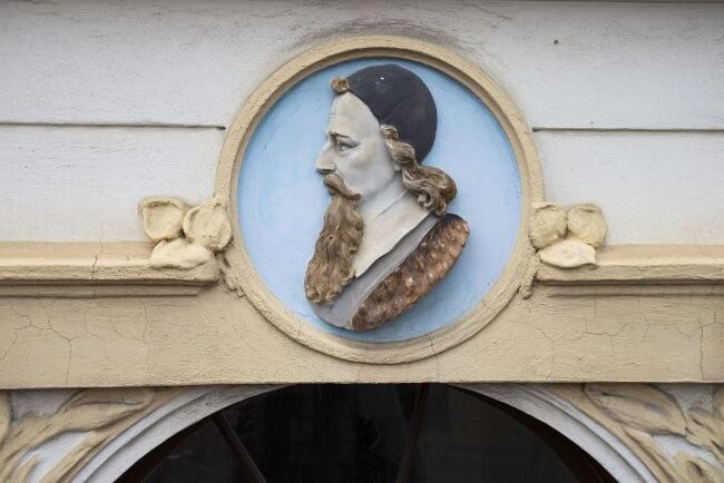 Hůrky u Lišova, školní budova čp. 71 – detail výzdoby fasády památkově chráněné stavby | Foto: Archiv Spolku pro Hůrky a venkov | Licence: Všechna práva vyhrazena