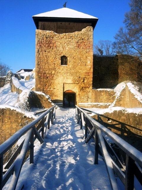 Hrad Lukov - vstupní věž  | Spolek přátel hradu Lukova, o.s. | Všechna práva vyhrazena