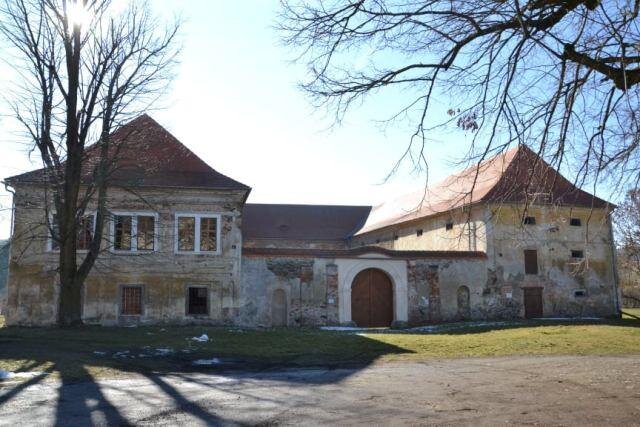 Zámek na jaře roku 2020 | Klub Ladislava Lábka v Plzni | Všechna práva vyhrazena