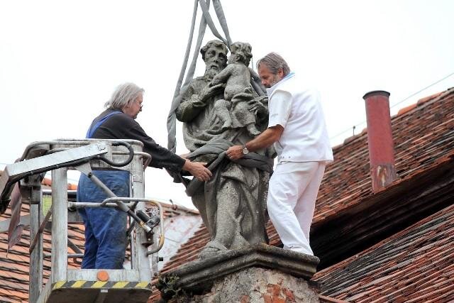 V rámci oprav celého areálu bylo zajištěno i restaurování soch na střeše. | Modrá nadace | Všechna práva vyhrazena