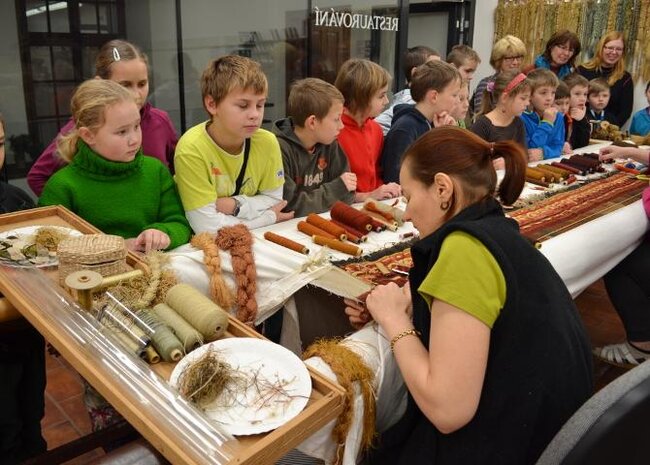 Restaurátorky v expozici restaurování | Foto: Archiv Domu gobelínů, kulturních tradic a řemesel | Licence: Všechna práva vyhrazena