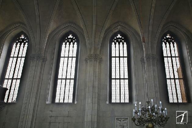 Kostel svatého Jakuba Staršího v Lednici. V roce 2010 proběhlo komplexní restaurování všech jedenácti oken kostela. Jedná se o anglické šestihrany z ručně foukaného skla zakládané do olova.