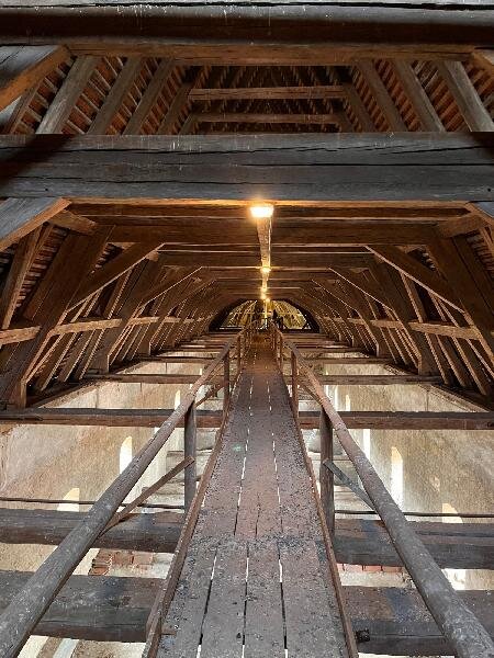 Lávka pod historickým krovem | Foto: Tomáš Lesina | Licence: Všechna práva vyhrazena