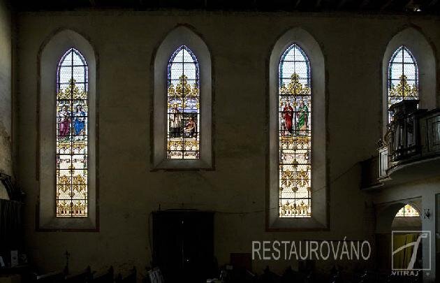 V letech 2005 - 2011 restauroval ateliér VITRAJ malované figurální vitraje v jedenácti oknech kostela Nanebevzetí Panny Marie v Krupce. 