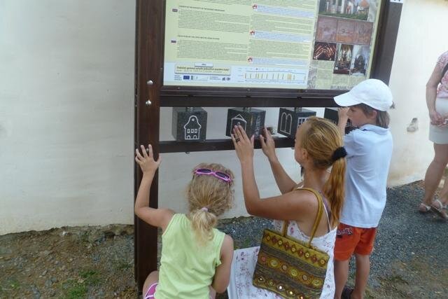 Naučná stezka – info tabule číslo 3 interaktivní prvek stavební slohy | Josef Sutnar – OSHR | Všechna práva vyhrazena
