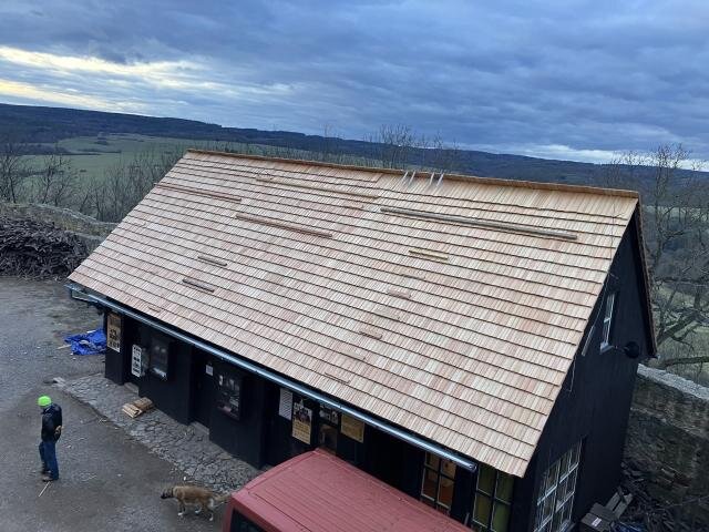 Oprava šindelové střechy na pokladně hradu Točník | FOTO: Lukáš Kačer | Všechna práva vyhrazena