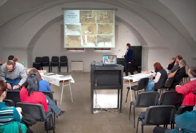 Prezentace archeologického výzkumu | Foto: Východočeské muzeum v Pardubicích | Licence: Všechna práva vyhrazena