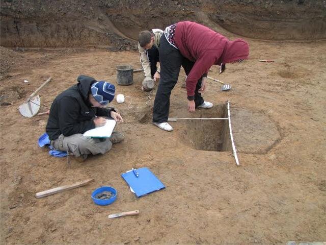 Terénní dokumentace archeologických objektů | Foto: Východočeské muzeum v Pardubicích | Licence: Všechna práva vyhrazena