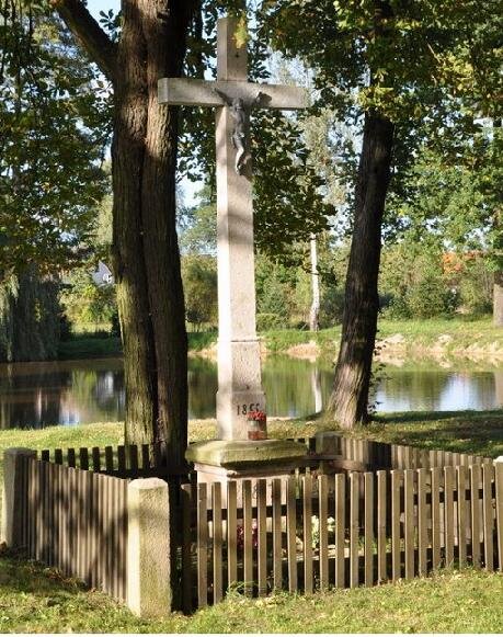 Kojákovice - kamenný kříž proti škole  | Foto: Místní akční skupina Sdružení Růže | Licence: Všechna práva vyhrazena