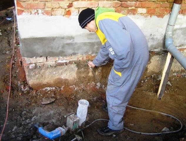 Chemická injektáž budovy | Foto: EZK SANACE STAVEB, s.r.o. | Licence: Všechna práva vyhrazena