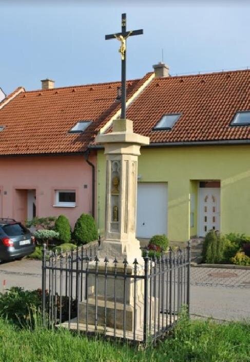 Město Jevíčko – oprava a doplnění chybějících částí litinového plotu, repase a pozlacení kříže s Kristem | Pavel Továrek – umělecké kovářství | Všechna práva vyhrazena
