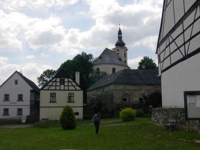 Kostel sv. Jana Křtitele v Úterý od radnice | Autor: Ondrej.konicek – Wikimedia Commons | Licence: Uveďte autora – Zachovejte licenci 3.0 Česko