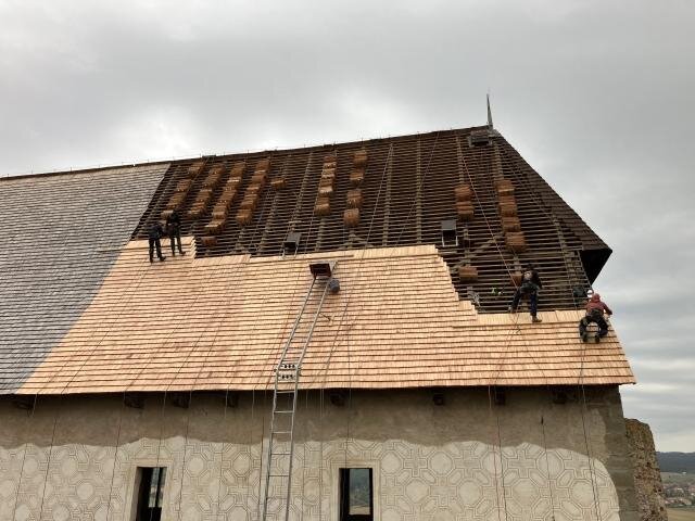Státní hrad Točník – oprava šindelové střechy | FOTO: Lukáš Kačer | Všechna práva vyhrazena