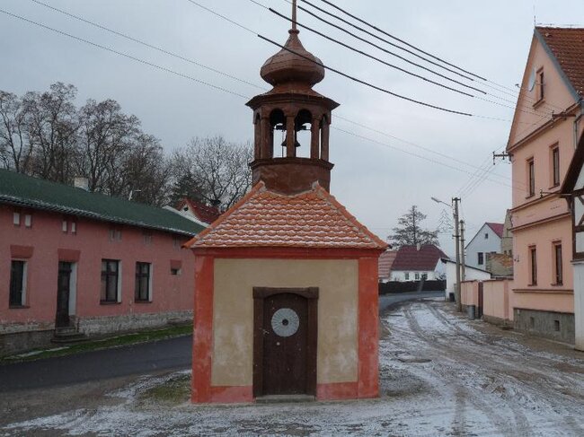 Oprava kapličky na návsi v obci Pětipsy