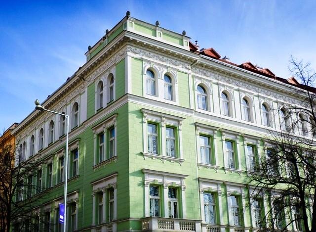 Bytový dům Praha - atypická okna | CASTLE OKNA – Pavel Sedláček | Všechna práva vyhrazena