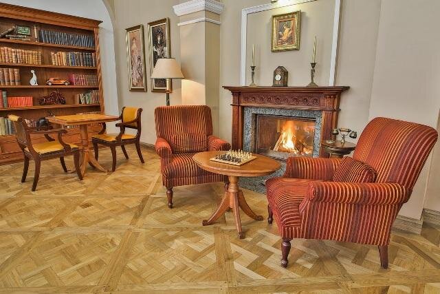 Praha, Hotel Julian na Malé Straně – výroba a pokládka masivní dubové kazetové podlahy Versailles. | QC FLOORS s.r.o. | Všechna práva vyhrazena