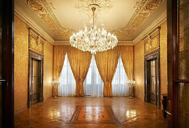 Kaiserštejnský palác na Malé Straně v Praze, závěsy a textilní tapety | Foto: KOLOVRAT, ČM s. r. o. | Licence: Všechna práva vyhrazena