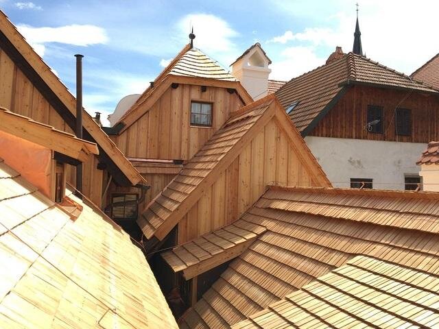Český Krumlov, hotel U Malého Vítka – výroba a pokládka šindele. | FOTO: Josef Čábelka | Všechna práva vyhrazena