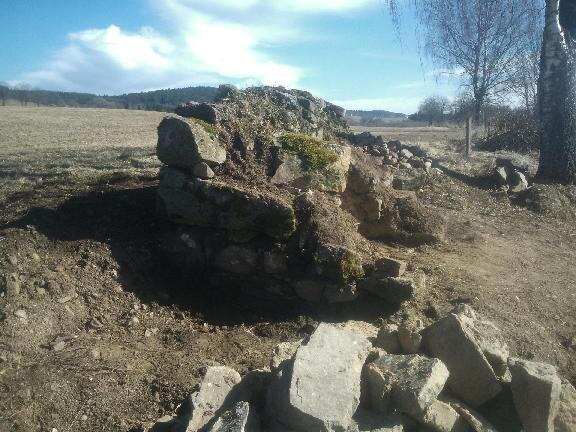 Horní Dvořiště, výklenková kaple při cestě do Rožmberka nad Vltavou – zbytky zdiva v průběhu obnovy | Foto: Archiv Spolku tovaryšů z Myšlan | Licence: Všechna práva vyhrazena