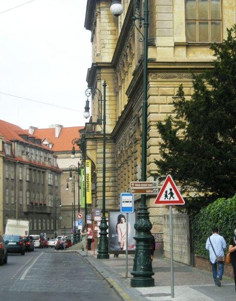 Historické litinové kandelábry pro Staré Město pražské | BUZULUK a.s. - umělecká litina Horowitz | Všechna práva vyhrazena