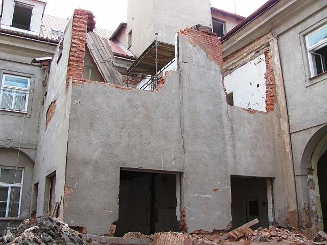 Stavba lešení pro demolici neoprávněné přístavby kláštera | Foto: Život bez bariér, z.ú. | Licence: Všechna práva vyhrazena