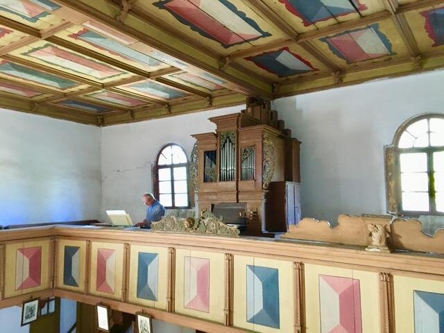 Na foto jsou vidět varhany v původním stavu, které potřebují rozsáhlou rekonstrukci. | Stříbrný zvon – spolek přátel kostela sv. Václava v Kozojedech u Žlunic | Všechna práva vyhrazena