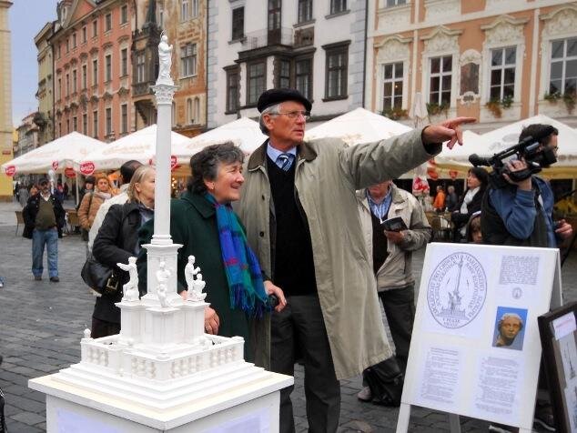 Maketa Mariánského sloupu na Staroměstském náměstí v Praze