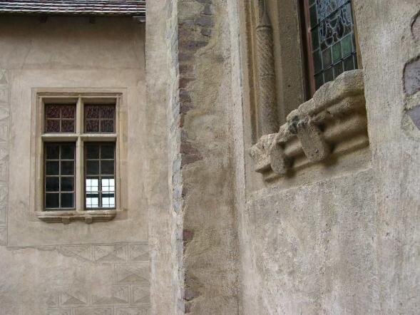 Detail fasády jižního paláce a spojovacího křídla ve vnitřním nádvoří hradu Švihova, stav po konzervaci omítek | Dagmar Michoinová | Všechna práva vyhrazena