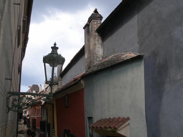 Pohled na domky ve Zlaté uličce na Pražském hradě | Foto: Výzkumný a vývojový ústav dřevařský, Praha, s. p. | Licence: Všechna práva vyhrazena