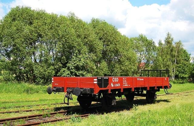 Původně krytý vůz, vyrobený roku 1930 pražskými Ringhofferovými závody, prošel přestavbou na nízkostěnný plošinový vůz řady N. | Kolej–klub, z.s. | Všechna práva vyhrazena