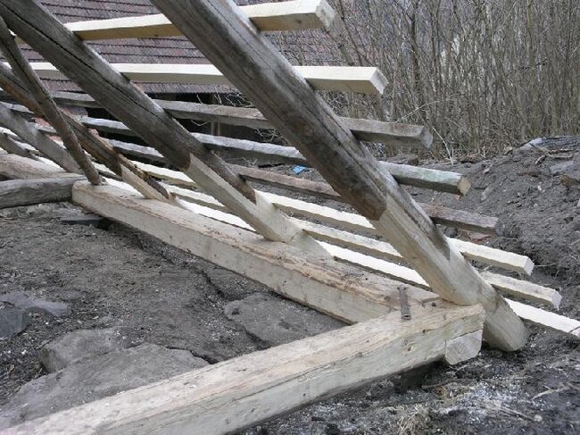 Protézy krokví se speciálními tesařskými spoji a ručně tesané trámy zastřešení sklepa kulturní památky. | Foto: Kulturní obnova památek s.r.o. | Licence: Všechna práva vyhrazena