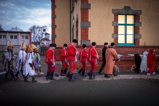 Havlíčkova vila byla jednou ze zastávek fašankového průvodu. | FOTO: Vlastimil Vojáček | Všechna práva vyhrazena