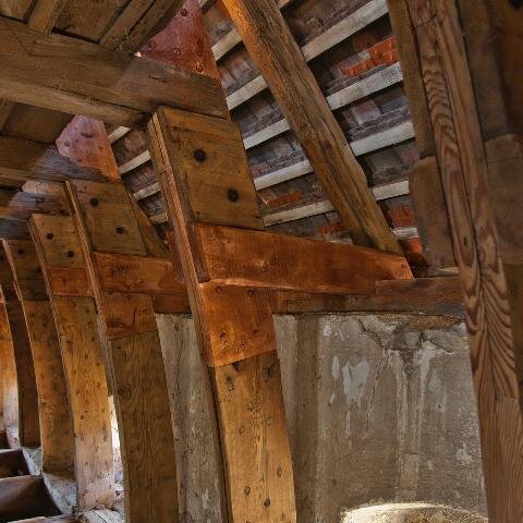 Svárov, statek Rymáň – detail tesařských prací při rekonstrukci unikátního skružového krovu sýpky | Foto: Archiv Tignum s. r. o. | Licence: Všechna práva vyhrazena