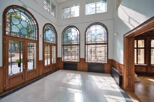 Liebiegův palác v Libereci, fládrované repliky oken a dveří v prostoru kavárny | FOTO: Archiv Metrostav DIZ s.r.o. | Všechna práva vyhrazena