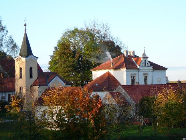 Hůrky u Lišova, školní budova čp. 71 – panorama středu vesnice s návesní kaplí sv. Jana Nepomuckého a obecnou školou | Foto: Aleš František Plávek | Licence: Všechna práva vyhrazena